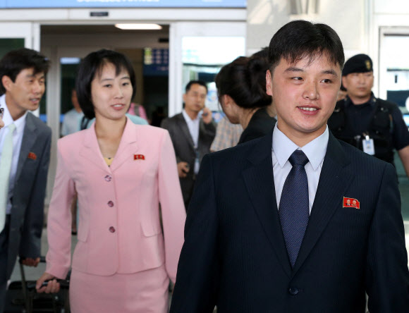 오는 22일부터 광주광역시에서 열리는 UN 유스리더십프로그램(YLP)에 참가하는 북한 청소년과 인솔자들이 21일 인천국제공항을 통해 입국하고 있다. 연합뉴스