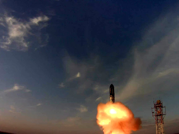 22일 오후 11시39분 러시아 남부 야스니 발사장에서 러시아 발사체인 ’드네프르’에 실려 성공적으로 발사됐다고 항공우주연구원이 23일 밝혔다.  연합뉴스