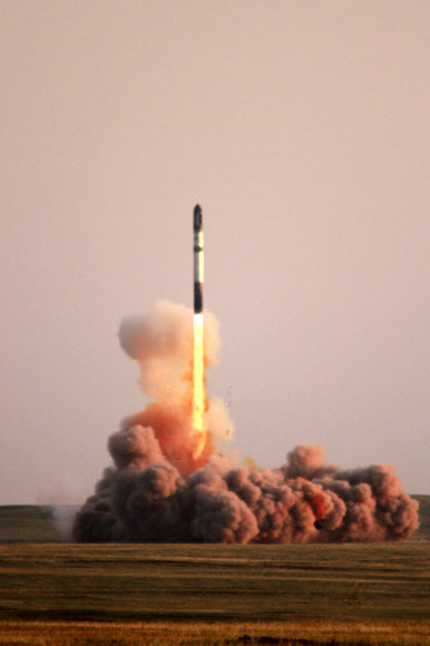 22일 오후 8시39분(현지시각. 한국시각 22일 오후 11시39분) 러시아 야스니 발사장에서 다목적실용위성5호(아리랑5호)가 러시아 발사체 ’드네프르’에 실려 발사되고 있다. 연합뉴스