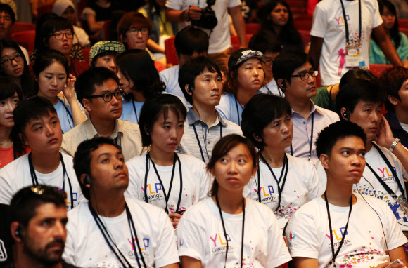 에픽스(EPICS) 포럼이 열린 23일 오전 광주 서구 김대중컨벤션센터에서 4명의 북한대표들(둘째줄 네명)이 포럼 내용을 경청하고 있다. 연합뉴스