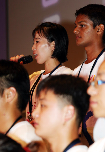 유스리더십프로그램(YLP)에 참가한 북한 청소년 대표가 23일 오후 광주 김대중컨벤션센터 열린 에픽스(EPICS) 포럼에 참석해 19개국 33명의 청소년대표들과 함께 스포츠 발전에 대한 주제발표를 하고 있다. 연합뉴스