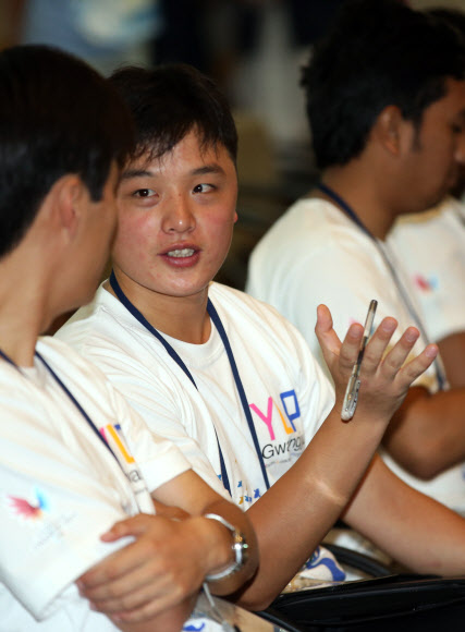 22일 오전 광주 호남대학교에서 열리는 UN 유스리더십프로그램(YLP)에 참가한 북한 청소년 남자 대표가 웃으며 대화하고 있다. 연합뉴스