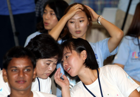 22일 오전 광주 호남대학교에서 열리는 UN 유스리더십프로그램(YLP)에 참가한 북한 청소년 대표들이 서로 귓속말을 나누고 있다. 연합뉴스
