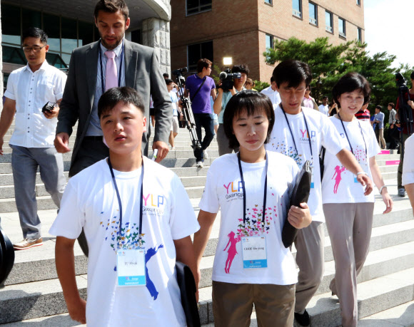 22일 오전 광주 호남대학교에서 열리는 UN 유스리더십프로그램(YLP)에 참가한 북한 남녀 청소년 대표와 인솔자들이 오리엔테이션 교육에 참가하기 위해 이동하고 있다. 연합뉴스