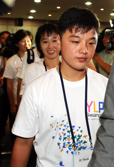 22일 오전 광주 호남대학교에서 열리는 UN 유스리더십프로그램(YLP)에 참가한 북한 남녀 청소년 대표들이 웃으며 이동하고 있다.  연합뉴스