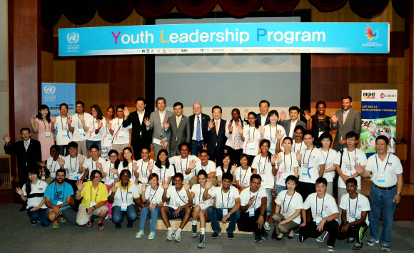 22일 오전 광주 호남대학교에서 열리는 UN 유스리더십프로그램(YLP)에 참가한 19개국의 청소년 참가자들과 관계자들이 기념 촬영을 하고 있다.  연합뉴스