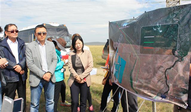 지난 19일(현지시간) 몽골 바가누르 석탄액화(CTL) 사업 부지에서 원강희(앞줄 왼쪽부터) 포스코 몽골사무소장과 바트 에르덴 MCS에너지 부사장이 사업 설명회를 하고 있다. 포스코 제공
