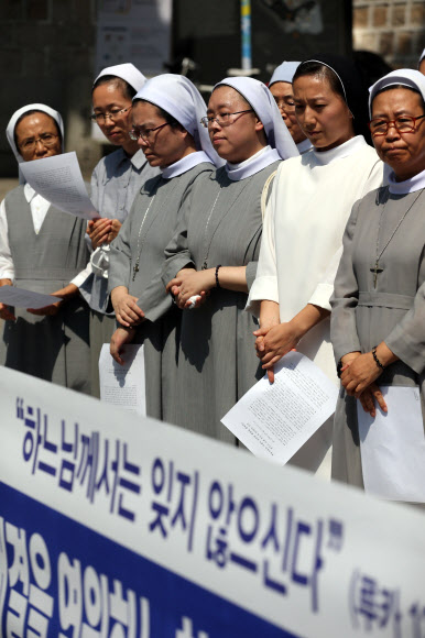 천주교 수녀들이 26일 오전 서울 중구 정동 덕수궁 대한문 앞에서 쌍용자동차 사태 해결을 염원하는 기자회견에 참여하고 있다. 연합뉴스