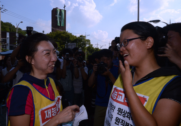 26일 오후 서울 재능교육 앞에서 열린 집회에서 혜화성당 종탑에서 농성중이던 노동자가 내려와 기쁜 표정으로 서로를 바라보고 있다. 박지환 popocar@seoul.co.kr