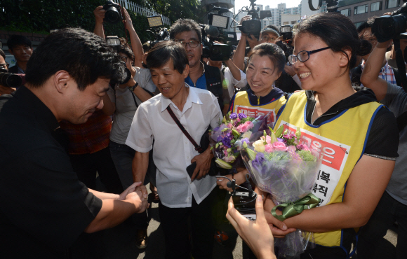 26일 오후 서울 재능교육 앞 혜화성당에서 농성중이던 노동자가 농성을 풀고 내려와 성당신부님과 인사를 나누고 있다.  박지환 popocar@seoul.co.kr
