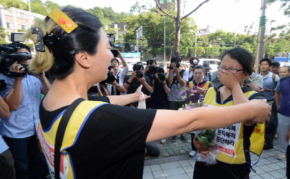 26일 오후 서울 재능교육 앞 혜화성당에서 농성중이던 노동자가 농성을 풀고 내려와 노조관계자와 포옹을 하고 있다.  박지환 popocar@seoul.co.kr