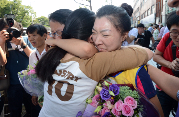 26일 오후 서울 재능교육 앞 혜화성당에서 농성중이던 노동자가 농성을 풀고 내려와 노조관계자와 포옹을 하고 있다.  박지환 popocar@seoul.co.kr