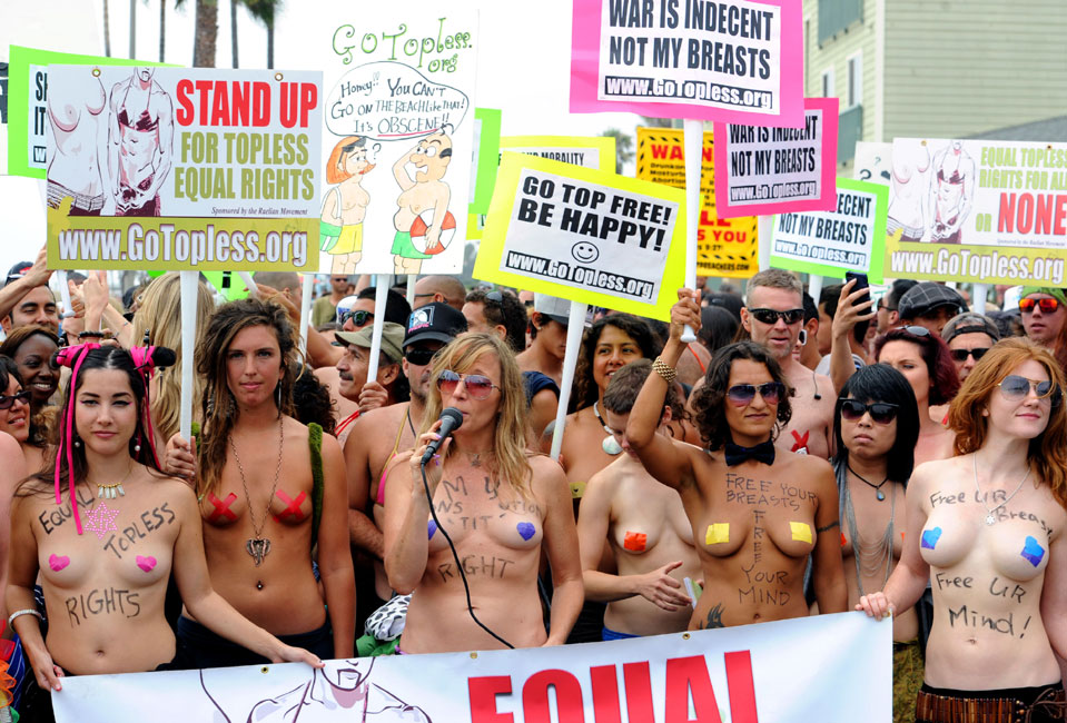 매년 ‘여성평등의 날’(8월 26일)에 개최되는 ‘고 토플리스 데이’에서는 수천 명의 여성 시위자들이 가슴의 주요부위만을 가린 채 거리를 활보해 색다른 볼거리를 제공한다.  사진=TOPIC / SPLASH NEWS(www.topicimages.com)