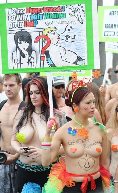 매년 ‘여성평등의 날’(8월 26일)에 개최되는 ‘고 토플리스 데이’에서는 수천 명의 여성 시위자들이 가슴의 주요부위만을 가린 채 거리를 활보해 색다른 볼거리를 제공한다.  사진=TOPIC / SPLASH NEWS(www.topicimages.com)