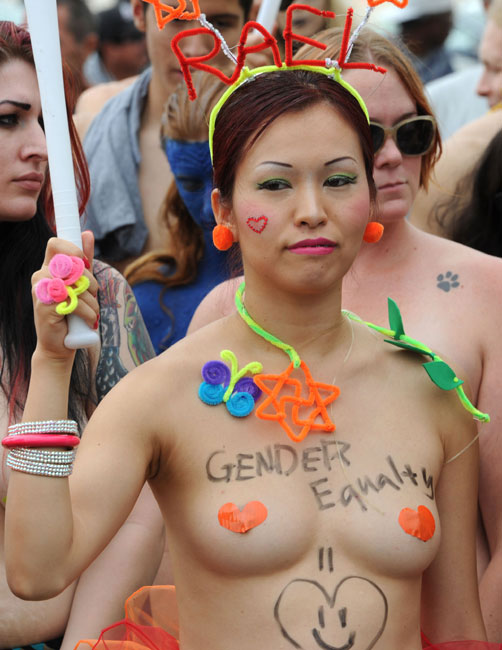 매년 ‘여성평등의 날’(8월 26일)에 개최되는 ‘고 토플리스 데이’에서는 수천 명의 여성 시위자들이 가슴의 주요부위만을 가린 채 거리를 활보해 색다른 볼거리를 제공한다.  사진=TOPIC / SPLASH NEWS(www.topicimages.com)