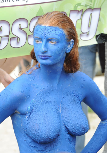 매년 ‘여성평등의 날’(8월 26일)에 개최되는 ‘고 토플리스 데이’에서는 수천 명의 여성 시위자들이 가슴의 주요부위만을 가린 채 거리를 활보해 색다른 볼거리를 제공한다.  사진=TOPIC / SPLASH NEWS(www.topicimages.com)