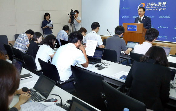 방하남 고용노동부 장관이 26일 오전 정부과천청사에서 현대자동차 파업 관련 브리핑을 하고 있다. 연합뉴스