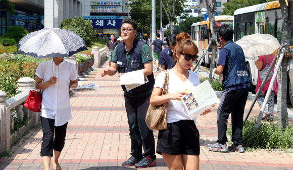 현대자동차 노조 간부들이 26일 울산시청 앞에서 시민들에게 파업의 당위성과 정당성을 알리는 홍보물을 나눠주고 있다. 연합뉴스