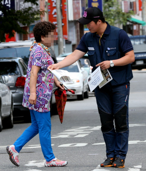 현대자동차 노조 간부들이 26일 울산시청 앞에서 시민들에게 파업의 당위성과 정당성을 알리는 홍보물을 나눠주고 있다. 연합뉴스
