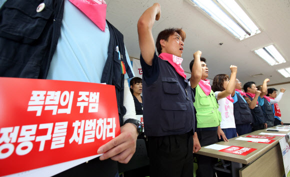 8.31 현대차 희망버스에 참가하는 비정규직 노동자와 민주노총 관계자들이 26일 오후 서울 중구 정동 민주노총에서 열린 기자회견에서 구호를 외치고 있다. 연합뉴스