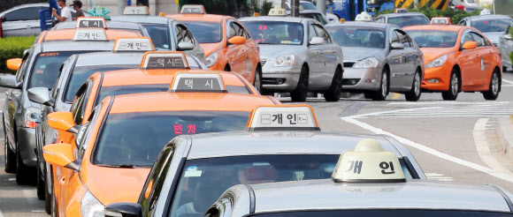 서울 택시 기본요금이 4년여 만에 2천900~3천100원으로 500~700원 오른다.  연합뉴스