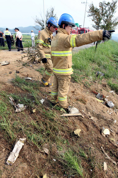 28일 오후 2시10분께 광주 서구 서창동 공군기지 인근 논에 공군 훈련기 T-50기가 추락해 잔해만 남아 충돌 당시 상황을 실감케 하고 있다. 이 사고로 탑승자 2명이 숨진 것으로 알려졌다.  연합뉴스