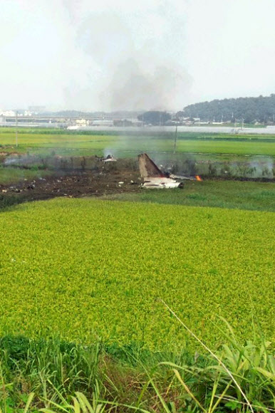 28일 오후 2시 8분 광주 서구 세하동 농지에서 공군 훈련기 T-50이 추락해 공군 1전투비행단 소속 노모(34·공사 50기) 소령과 정모(35·공사 51기) 소령(진급예정) 등 탑승자 2명이 숨졌다. 사진은 훈련기가 추락한 현장.  연합뉴스
