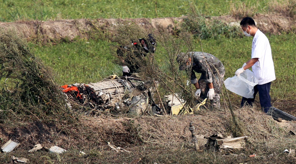 28일 오후 2시 8분 광주 서구 세하동 부근 논에 공군 훈련기 T-50이 추락해 공군이 현장 수색작업을 벌이고 있다. 연합뉴스