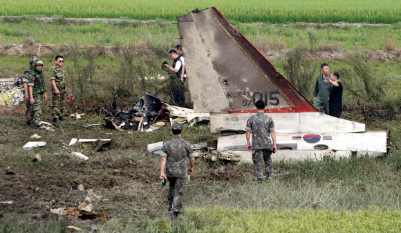 28일 오후 2시 8분 광주 서구 세하동 부근 논에 공군 훈련기 T-50이 추락해 공군이 현장 수색작업을 벌이고 있다. 연합뉴스