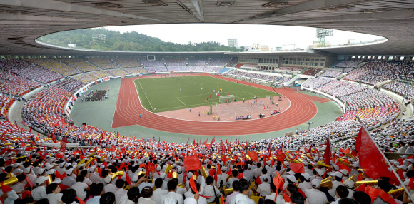 ’청년절’ 경축 평양시 학생 청년들의 체육경기대회 종목별 결승경기가 28일 김일성경기장에서 열렸다고 조선중앙통신이 29일 보도했다. 연합뉴스