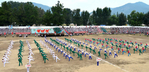 당·정 고위간부들이 28일 각지 청년·학생들과 ’청년절’을 경축했다고 조선중앙통신이 29일 보도했다.  연합뉴스