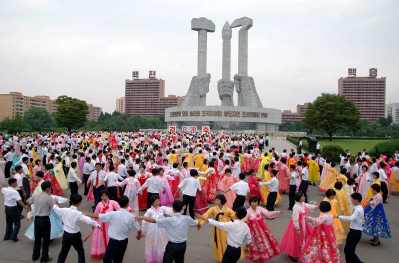 ’청년절’을 맞아 28일 평양과 각 도·시·군에서 청년·학생들의 무도회가 열렸다고 조선중앙통신이 29일 보도했다.  연합뉴스