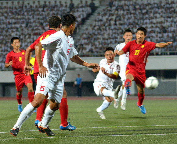 28일 김일성경기장에서 열린 ’횃불컵’ 1급 남자축구 결승전에 참가한 북한 선수들이 경기를 펼치고 있다. 연합뉴스