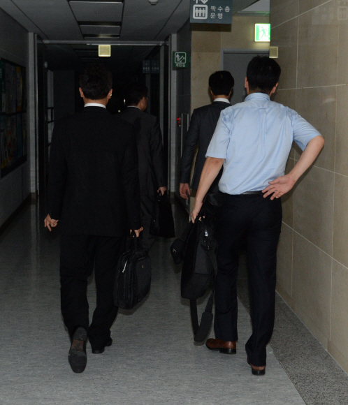 서울 여의도 국회 이 의원의 집무실에서 국정원 직원들이 압수수색 장비가 든 가방을 가지고 어딘가로 향하고 있다. 안주영jya@seoul.co.kr