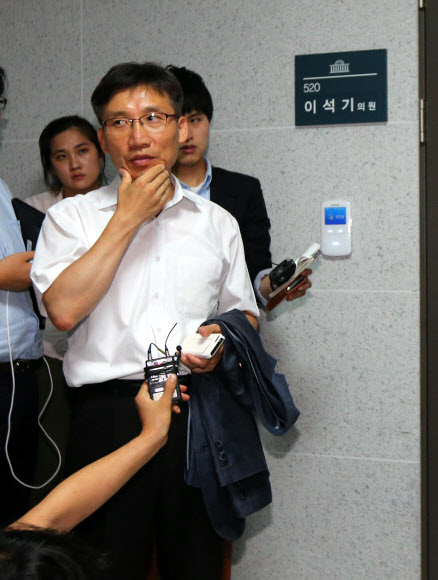 이상규 통합진보당 의원이 이석기 의원실에서 나와 이 의원은 사전구속연장신청에 대해 개인적인 입장을 밝힐 계획이 아직 없다고 취재진에게 말하고 있다. 연합뉴스