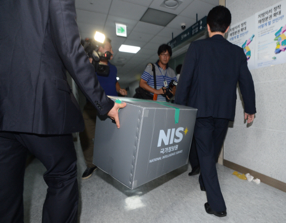 통합진보당 이석기 의원과 의원실에 대한 압수수색을 끝낸 국정원직원들이 압수품을 갖고 의원실을 나오고 있다. 안주영jya@seoul.co.kr