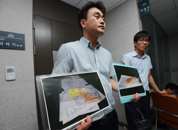 통합진보당 이석기 의원과 의원실에 대한 압수수색이 끝난 후 통진당 홍성규 대변인이 국정원이 압수한 물품 사진을 공개하고 있다. 안주영jya@seoul.co.kr