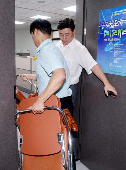 통합진보당 관계자가 최고위원회의를 준비하기 위해 이석기 통합진보당 의원이 머무르고 있는 오병윤 의원실로 접이용 의자를 들고 들어가고 있다.  연합뉴스