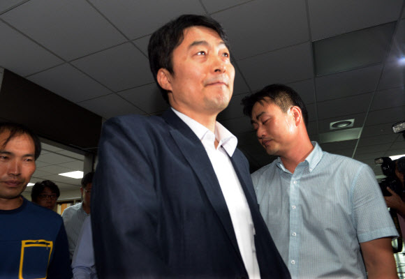 내란음모 등의 혐의로 사전구속영장이 청구된 이석기 통합진보당 의원이 30일 오후 국회 의원회관 같은 당 오병윤 의원실에서 머물다 자신의 방으로 이동하고 있다. 연합뉴스