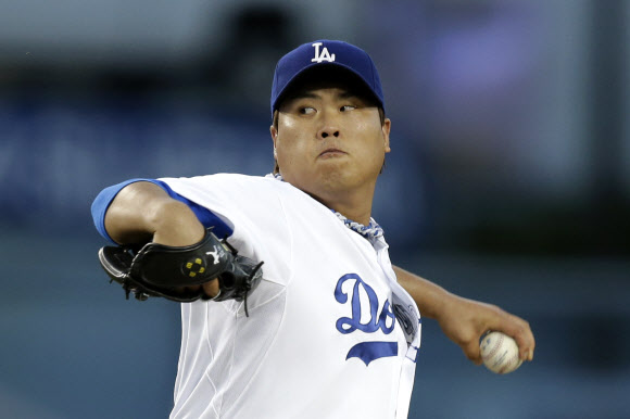 류현진은 31일(이하 한국시간) 다저스타디움에서 열린 샌디에이고 파드리스와의 경기에서 2회 안타·타점·득점을 모두 쓸어 담는 활약으로 다저스타디움의 관중들을 열광케 했다.  AP 연합뉴스