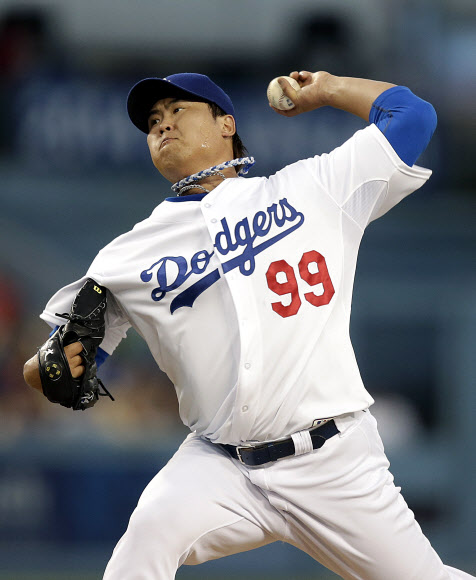 류현진은 31일(이하 한국시간) 다저스타디움에서 열린 샌디에이고 파드리스와의 경기에서 2회 안타·타점·득점을 모두 쓸어 담는 활약으로 다저스타디움의 관중들을 열광케 했다.  AP 연합뉴스