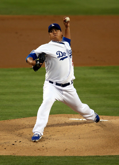 류현진은 31일(이하 한국시간) 다저스타디움에서 열린 샌디에이고 파드리스와의 경기에서 2회 안타·타점·득점을 모두 쓸어 담는 활약으로 다저스타디움의 관중들을 열광케 했다.  AP 연합뉴스