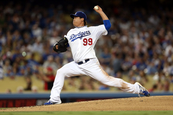 류현진은 31일(이하 한국시간) 다저스타디움에서 열린 샌디에이고 파드리스와의 경기에서 2회 안타·타점·득점을 모두 쓸어 담는 활약으로 다저스타디움의 관중들을 열광케 했다.  AP 연합뉴스