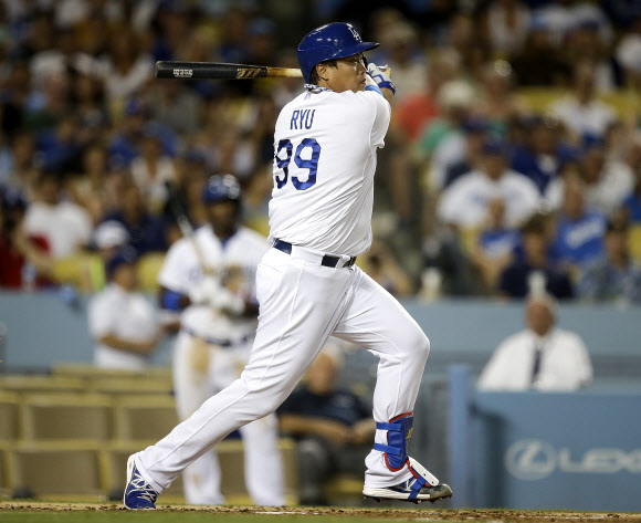 류현진은 31일(이하 한국시간) 다저스타디움에서 열린 샌디에이고 파드리스와의 경기에서 2회 안타·타점·득점을 모두 쓸어 담는 활약으로 다저스타디움의 관중들을 열광케 했다.  AP 연합뉴스