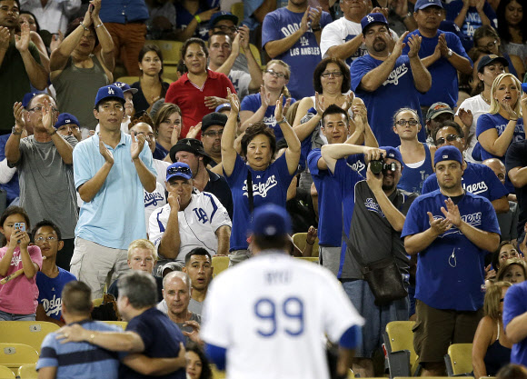팬들은 기립박수로 류현진의 질주를 격려했다. AP 연합뉴스
