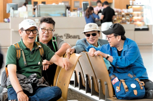 평균 연령 76세의 ‘할배’ 배우들이 배낭여행에서 좌충우돌하며 겪는 이야기를 담은 tvN ‘꽃보다 할배’.<br>tvN 제공