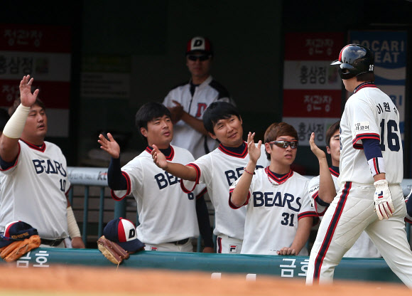 2회말 2사 2루 상황에서 두산 김재호의 1타점 적시타로 홈인한 2루주자 이원석이 동료들의 축하를 받고 있다. 연합뉴스