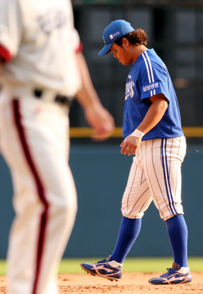 3회말 무사 상황때 민병헌의 내야땅볼을 놓친 삼성의 3루수 박석민이 고개를 숙이고 있다.  뉴스1