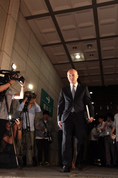 조세포탈 혐의를 받고 있는 전두환 전 대통령의 차남 전재용씨가 4일 새벽 조사를 마치고 서울 중앙지검을 나서고 있다.  이언탁 utl@seoul.co.kr