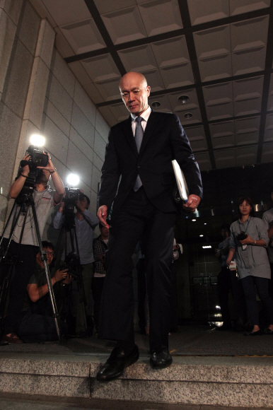 조세포탈 혐의를 받고 있는 전두환 전 대통령의 차남 전재용씨가 4일 새벽 조사를 마치고 서울 중앙지검을 나서고 있다.  이언탁 utl@seoul.co.kr